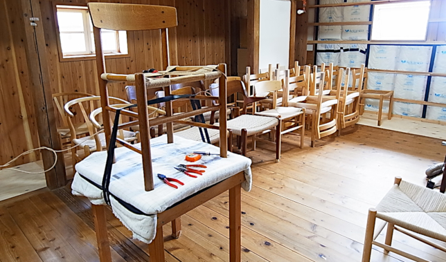 椅子の張替を行っている作業室内部