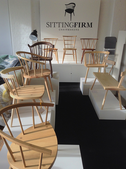 「デザインジャンクション 2015」にて展示される鯛工房デザインの椅子。正面の3脚