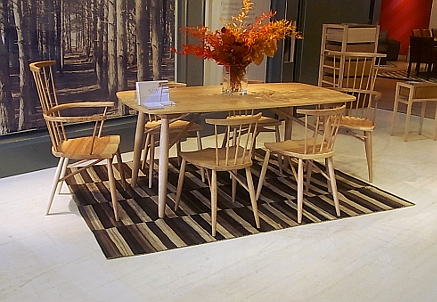 ヒールズに展示された、家具制作鯛工房のテーブルセット